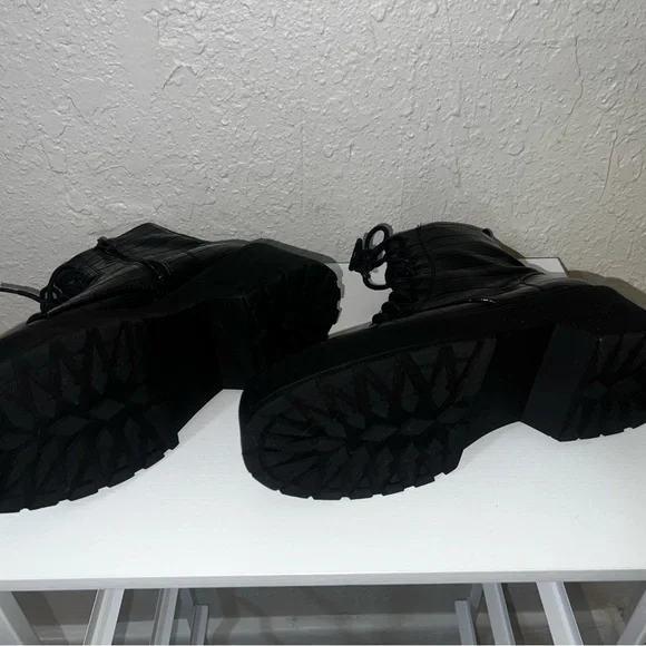 Forever 21 Black Glossy Combat Boots - Picture 3 of 5